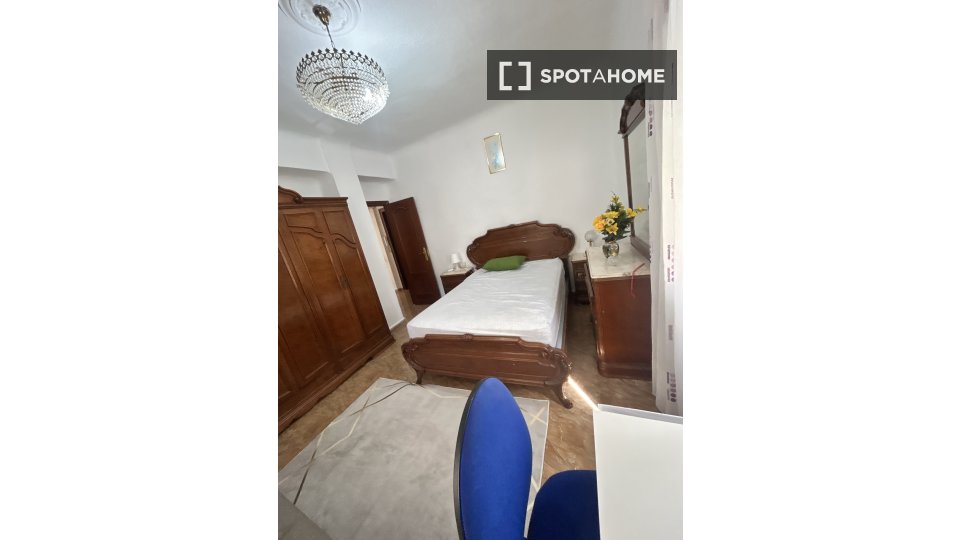 Habitación en piso compartido de 2 dormitorios en Granada.