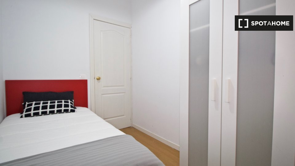 Double room Madrid, 7 beds, 160m² — photo 3