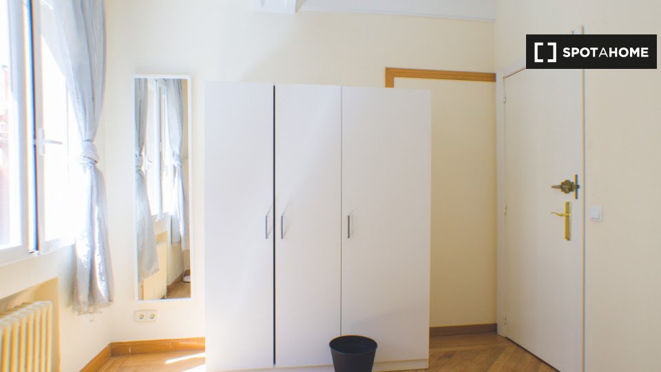 Double room Madrid, 6 beds, 140m² — photo 3