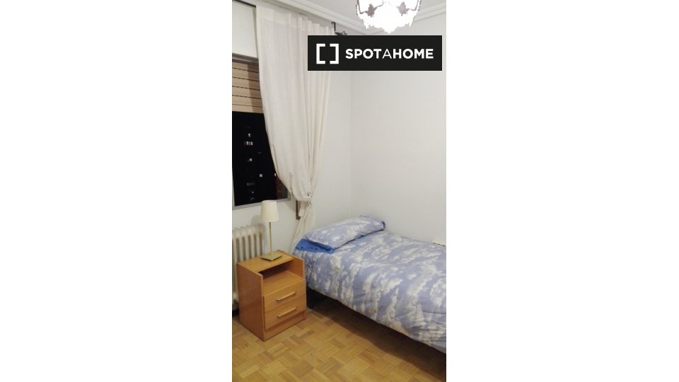 Double room Madrid, 1 bed — photo 4