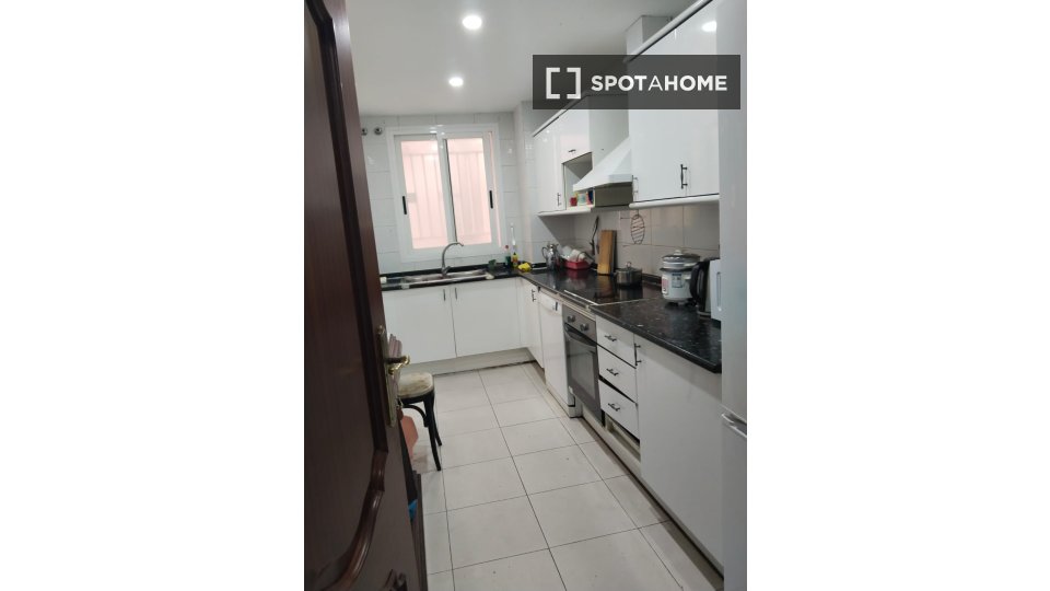 Double room Barcelona, 3 beds, 20m² — photo 2