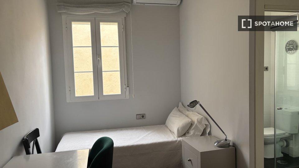 Double room Madrid, 3 beds, 160m² — photo 42