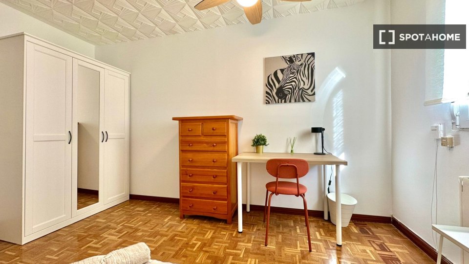 Double room Madrid, 3 beds — photo 9