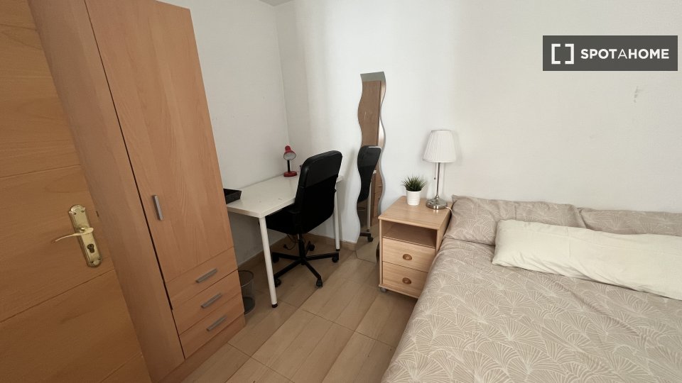 Double room Madrid, 3 beds — photo 18