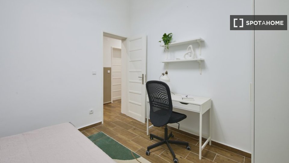 Double room Lisbon, 3 beds — photo 13