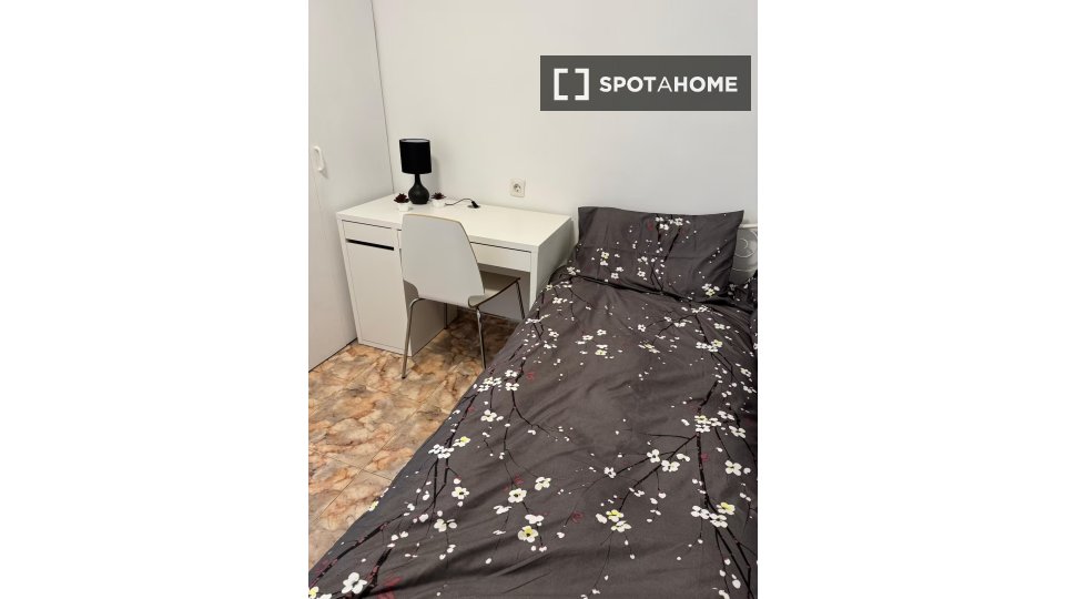Double room Valencia, 3 beds, 80m² — photo 15