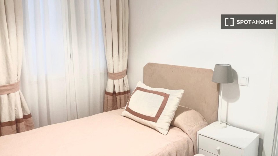 Double room Madrid, 3 beds — photo 16