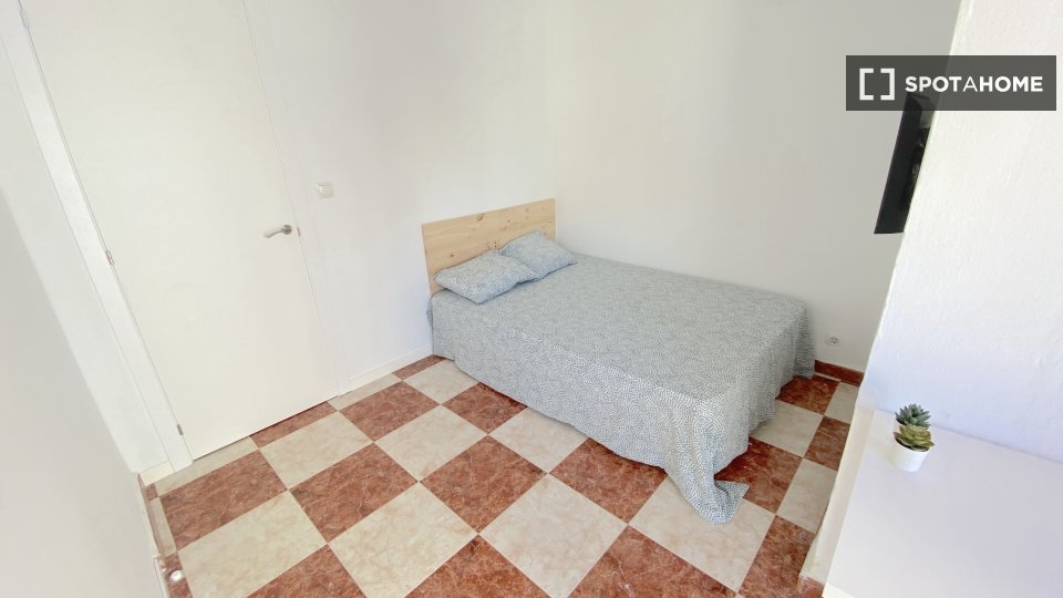 Habitación en piso de 4 habitaciones en alquiler en La Palmilla, Sevilla.