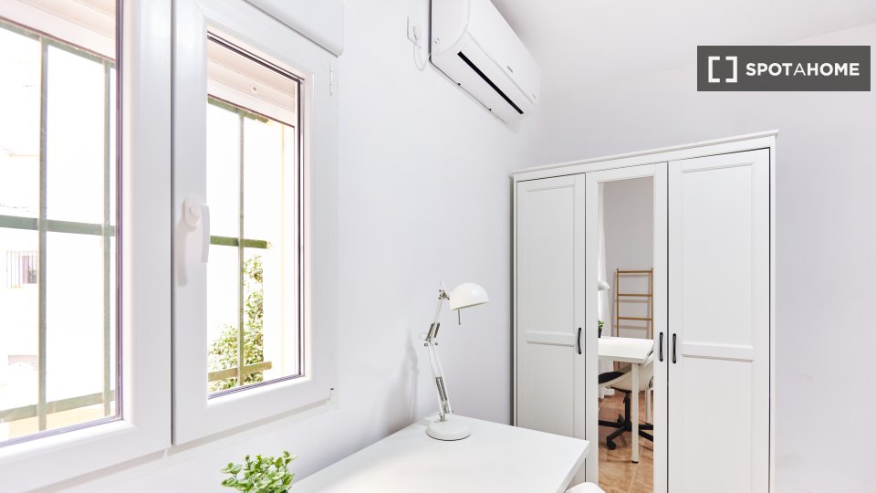 Double room Seville, 3 beds — photo 13