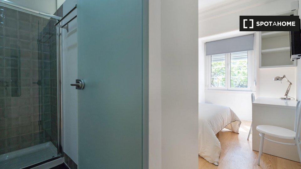 Double room Lisbon, 7 beds, 210m² — photo 18
