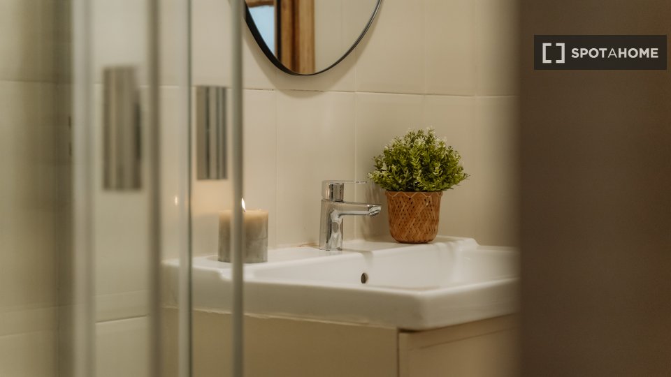 Double room Barcelona, 3 beds, 90m² — photo 13