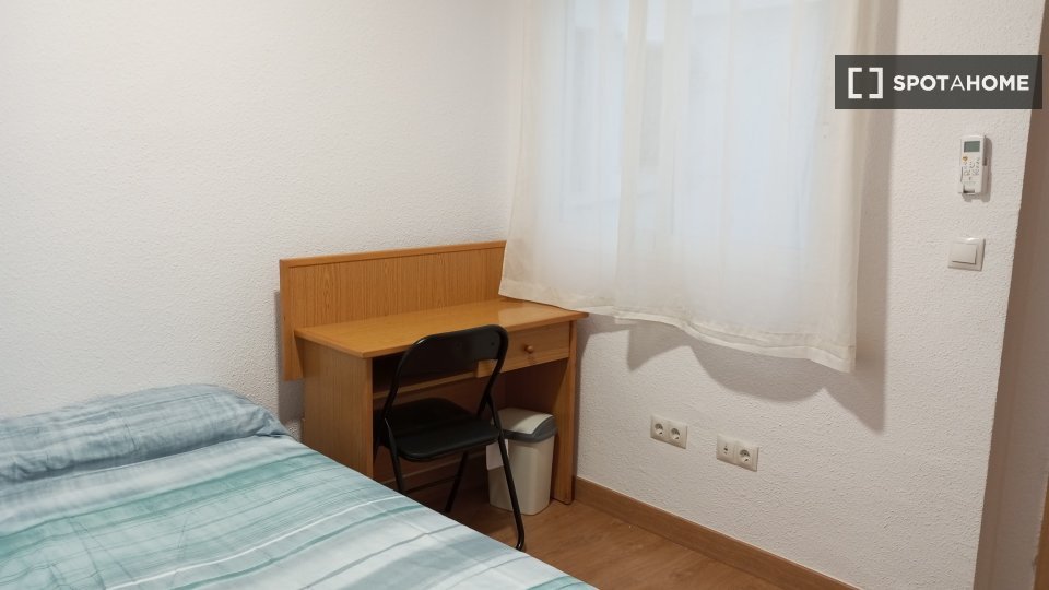 Double room Alicante, 5 beds, 120m² — photo 3