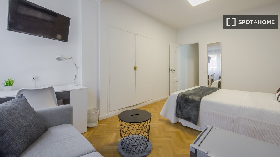 Double room Madrid, 8 beds, 200m² — photo 18