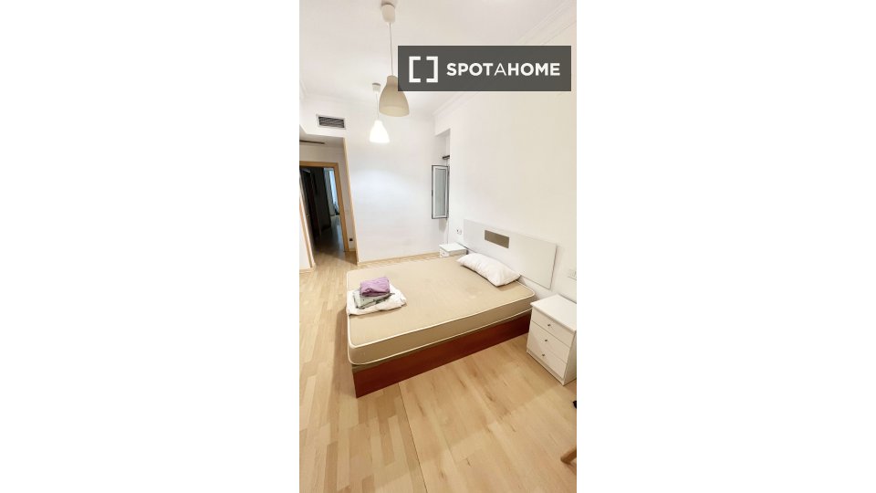 Double room Valencia, 3 beds, 103m² — photo 21