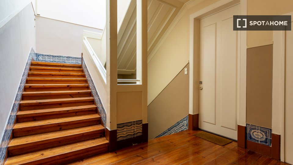 Apartment Lisbon, 2 beds, 180m² — photo 8