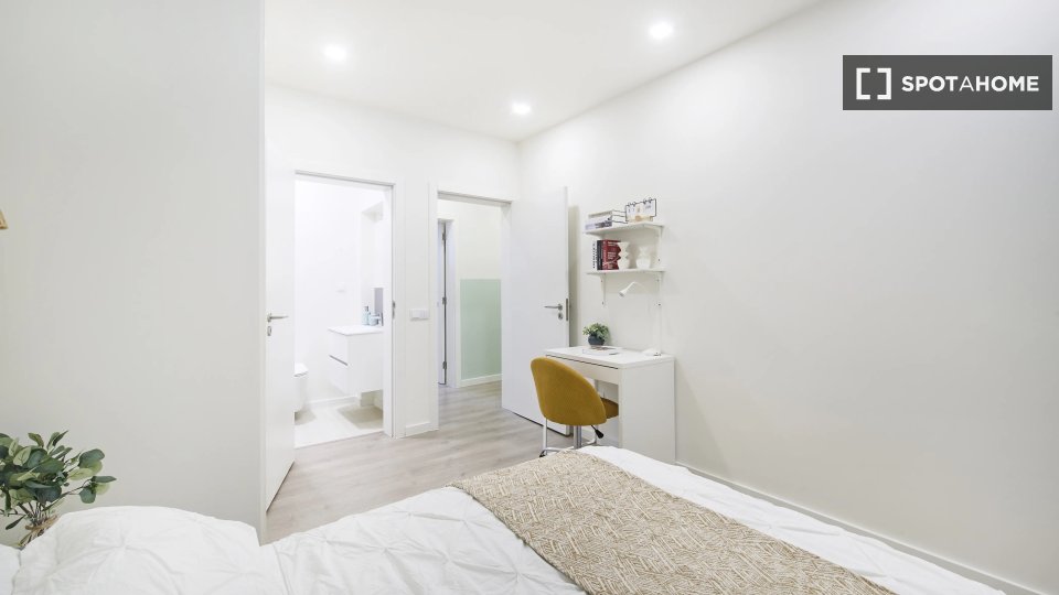 Double room Lisbon, 4 beds — photo 13