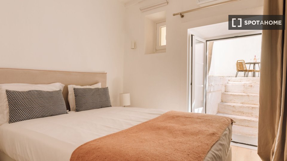 Apartment Lisbon, 2 beds, 70m² — photo 11