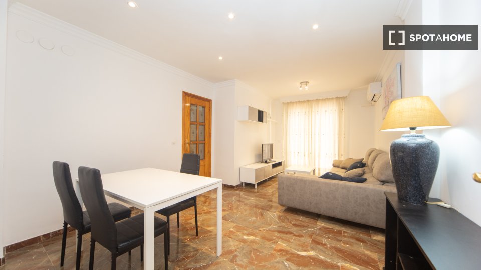 Double room Granada, 3 beds, 80m² — photo 17