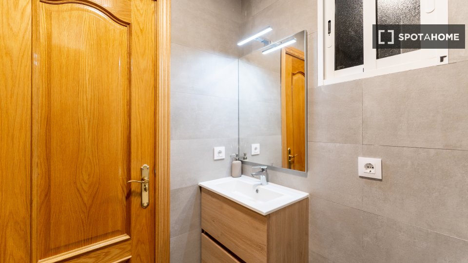 Double room Madrid, 5 beds — photo 8