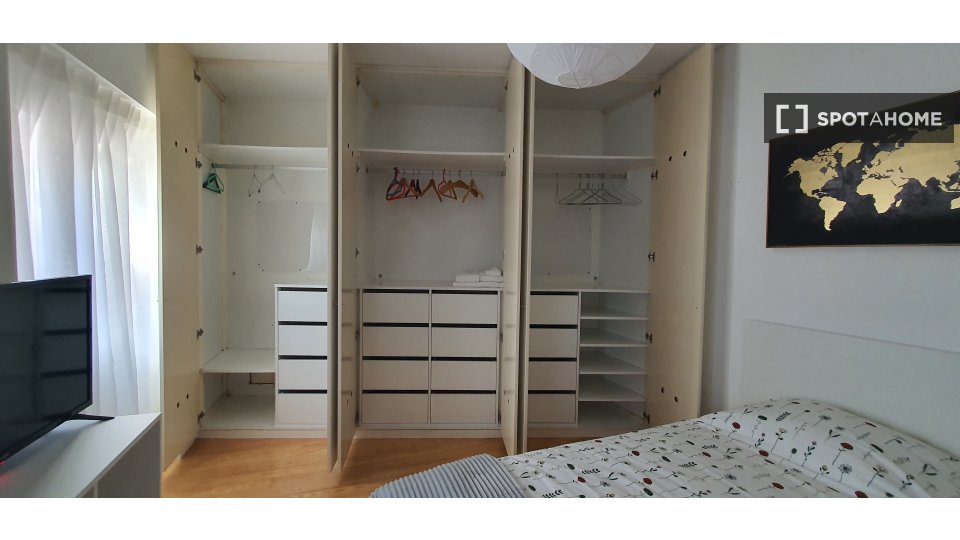 Double room Lisbon, 3 beds, 75m² — photo 12