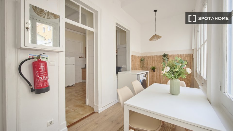Double room Lisbon, 3 beds — photo 6