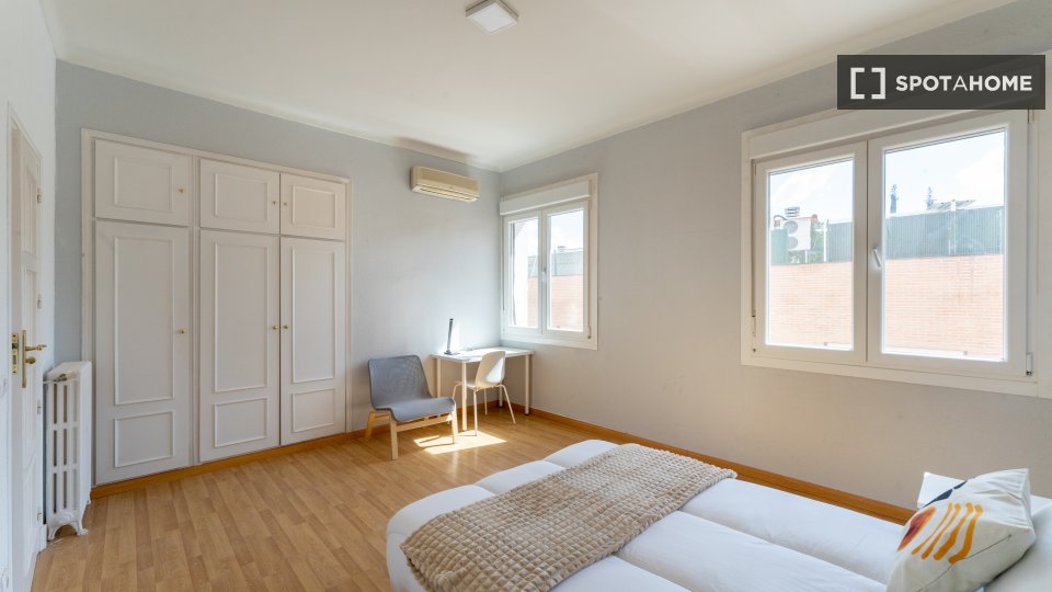 Double room Madrid, 5 beds — photo 12