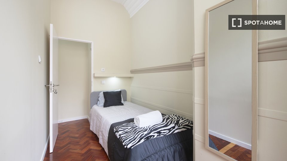 Double room Lisbon, 9 beds — photo 22