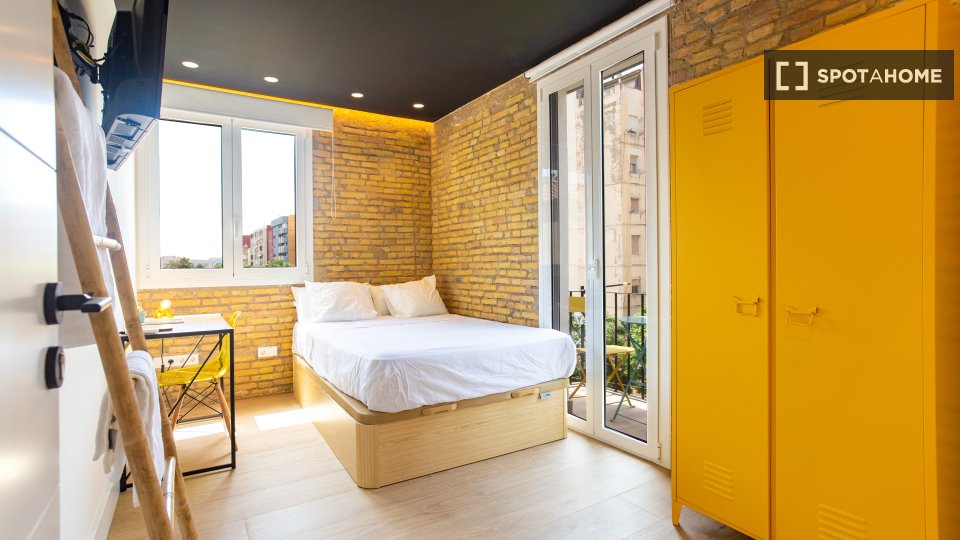 Rooms for rent in 5-bedroom apartment in Valencia
