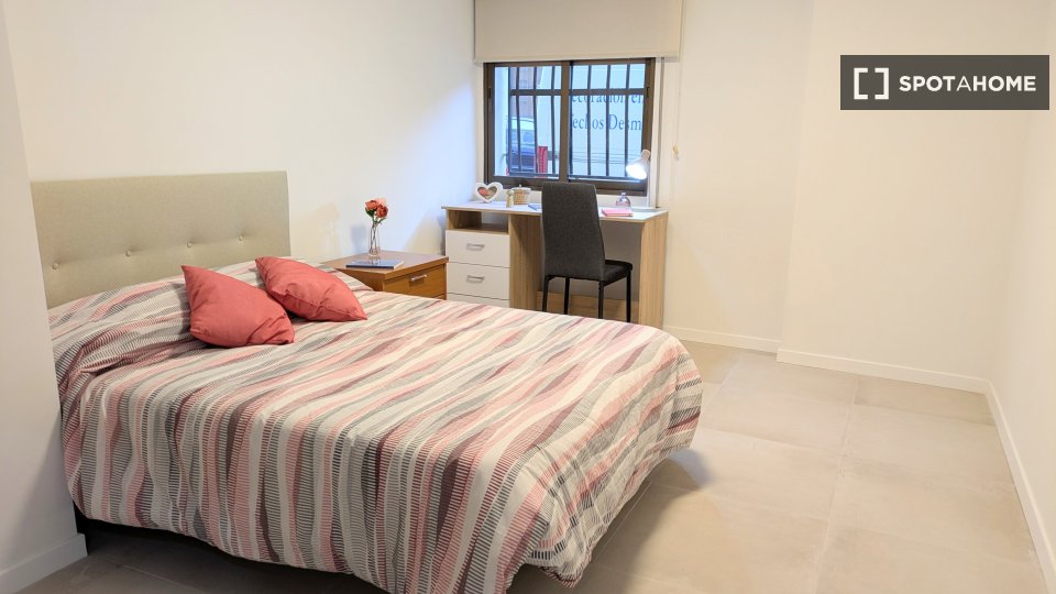 Camera in appartamento condiviso con 5 camere da letto a Burjassot, Valencia - in Valencia