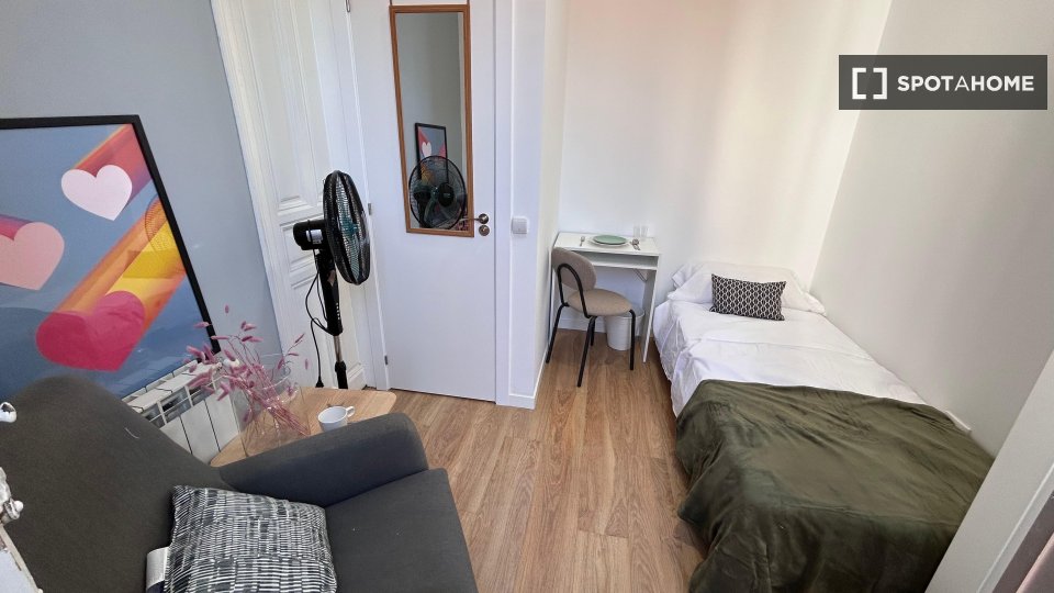 Habitación en piso compartido en Embajadores, Madrid.