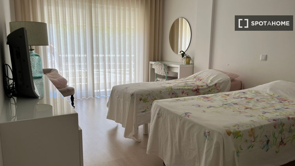 Double room Lisbon, 5 beds — photo 1