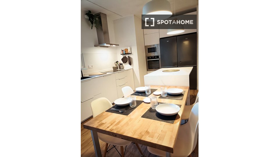 Double room Valencia, 1 bed, 155m² — photo 4