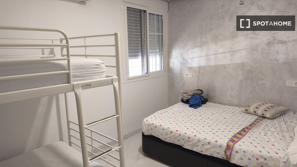 Double room Seville, 3 beds, 80m² — photo 4