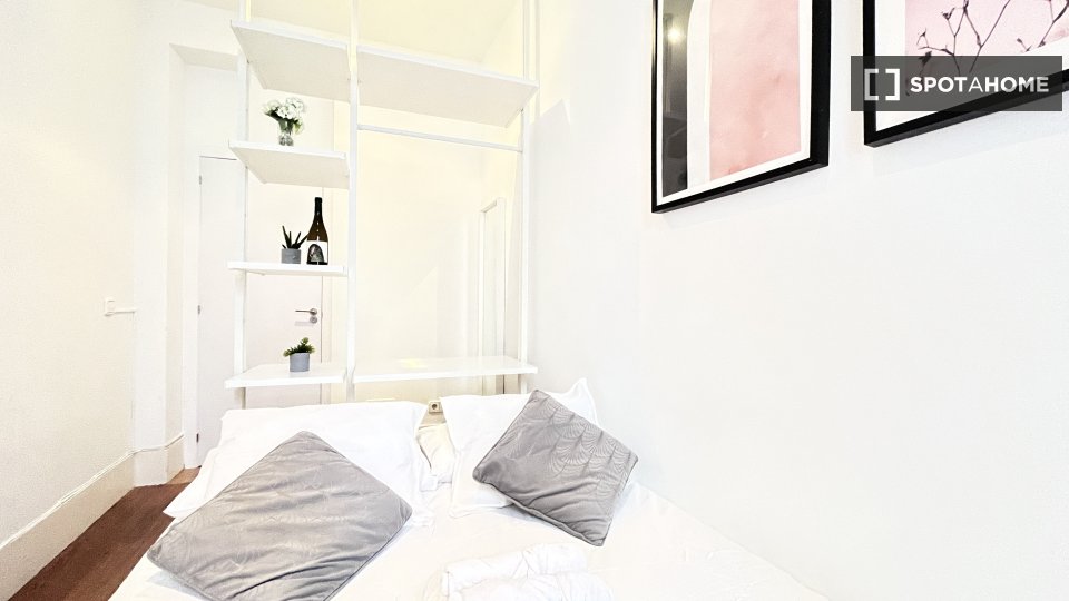 Double room Madrid, 3 beds — photo 16