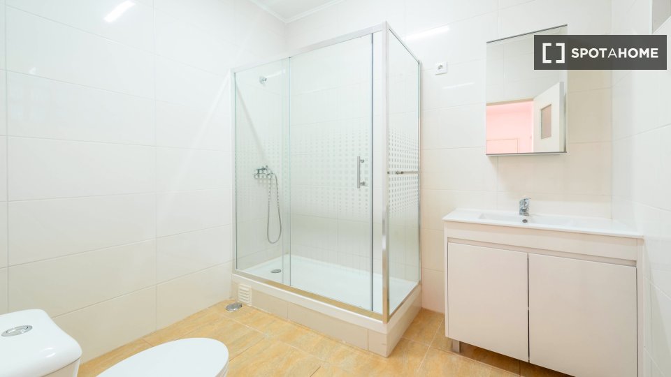 Double room Lisbon, 3 beds, 73m² — photo 13