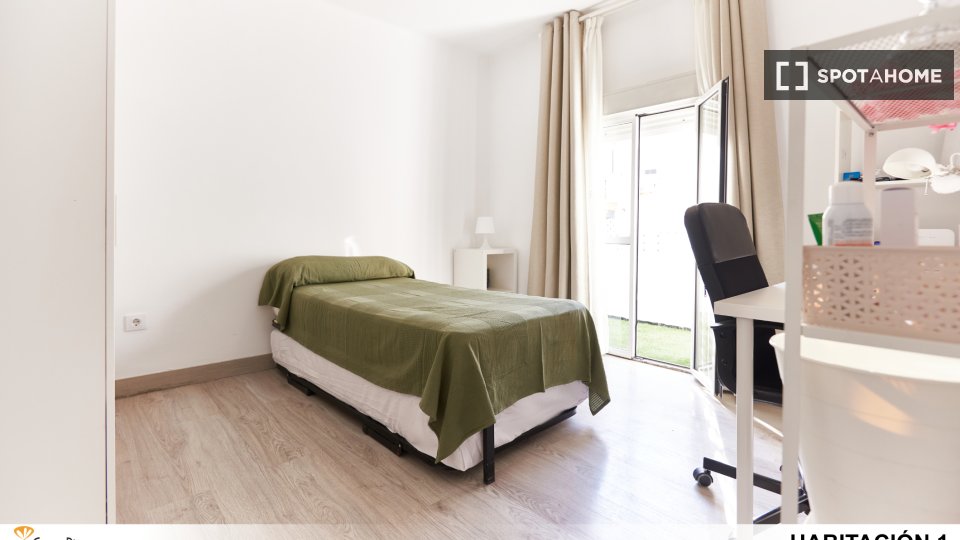 Double room Seville, 3 beds — photo 8
