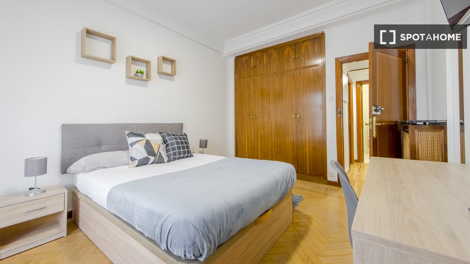 Double room Madrid, 5 beds, 110m² — photo 3