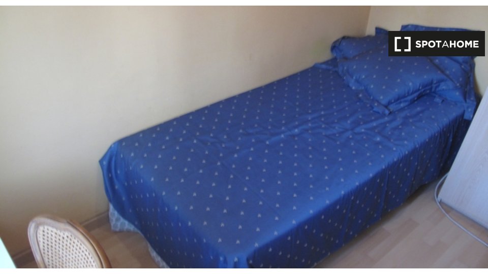 Se alquila habitación en apartamento de 2 dormitorios en L'Hospitalet