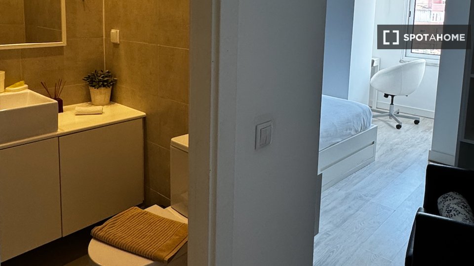 Double room Lisbon, 4 beds — photo 11