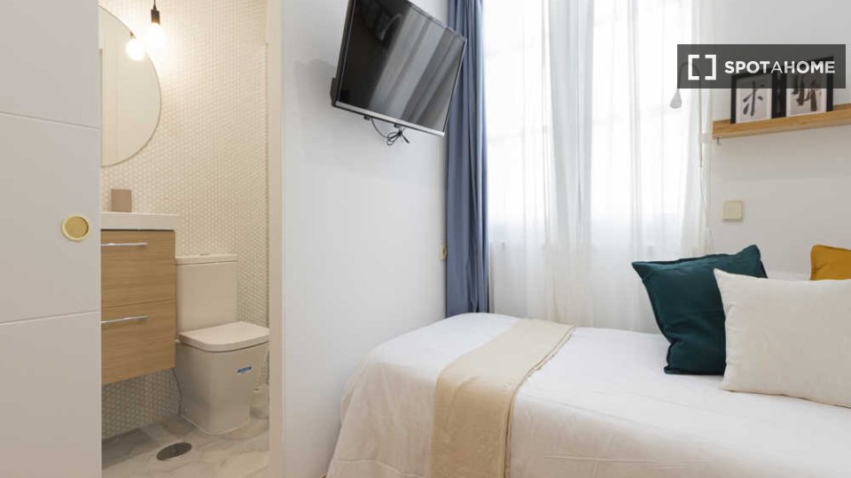 Double room Madrid, 3 beds — photo 74