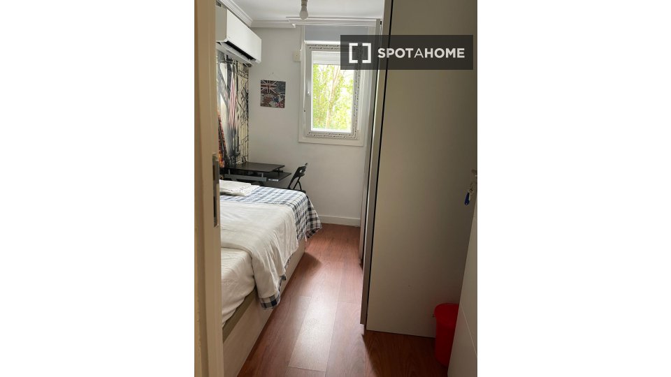 Double room Madrid, 3 beds — photo 21