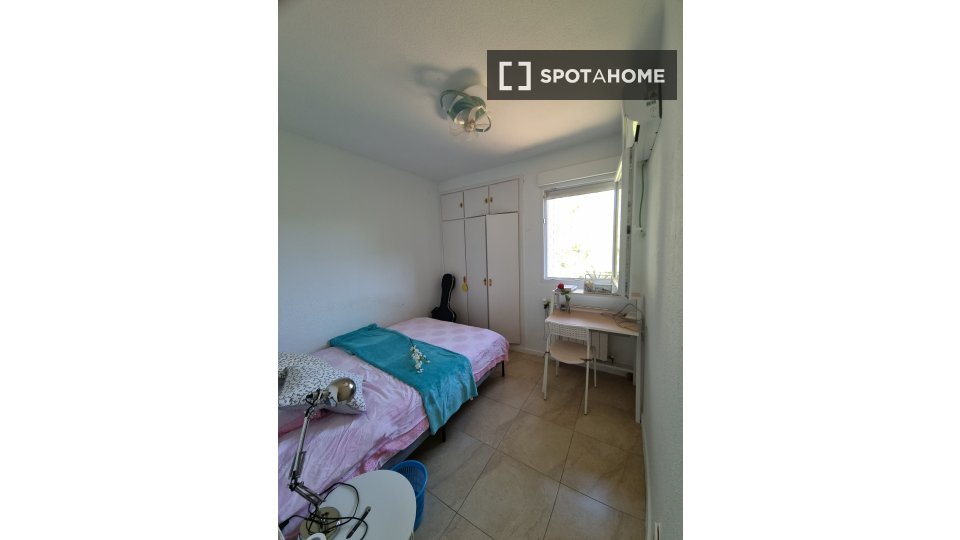 Stanza in appartamento condiviso con 2 camere da letto in affitto a Madrid