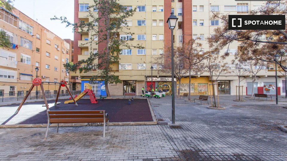 Double room Valencia, 3 beds, 90m² — photo 18