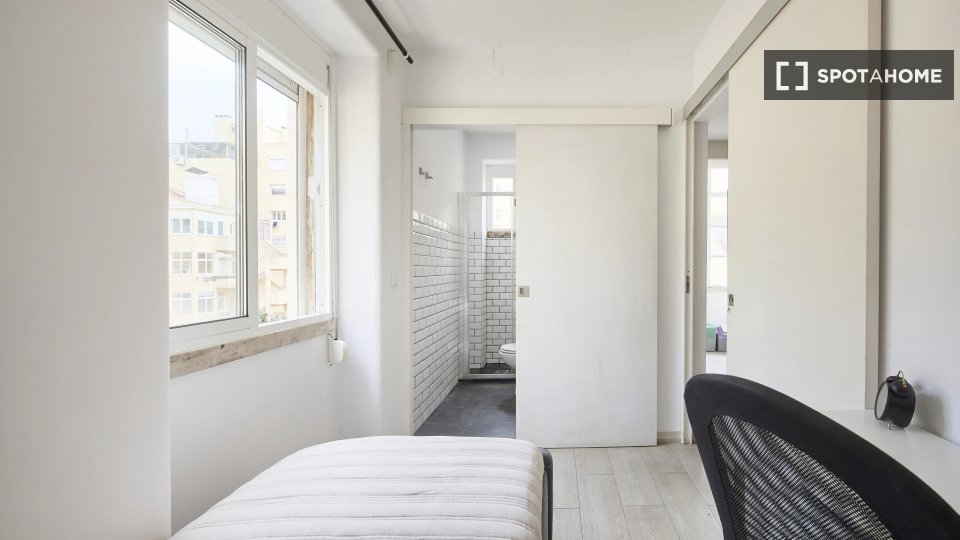 Double room Lisbon, 6 beds — photo 12