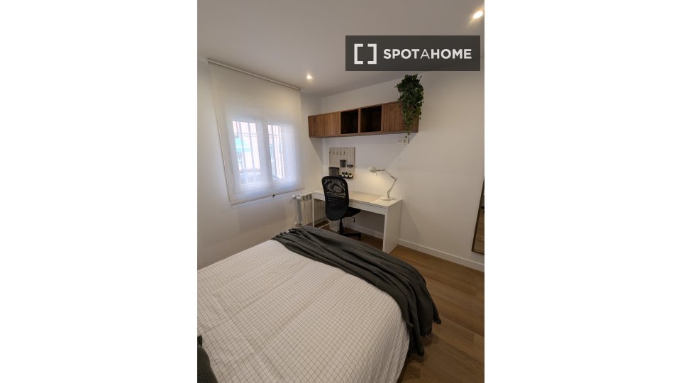 Habitación en piso de 5 habitaciones en alquiler en Almenara, Madrid