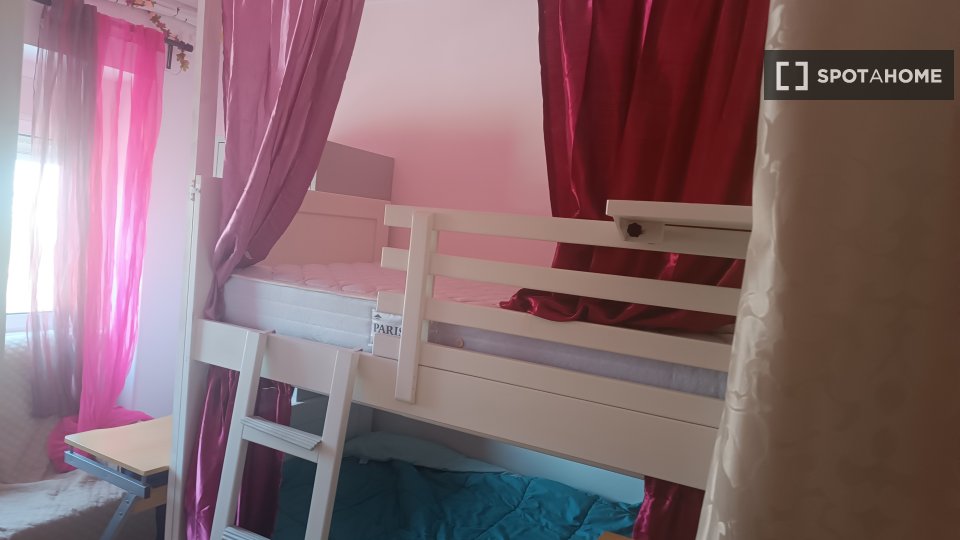 Double room Lisbon, 3 beds, 90m² — photo 20