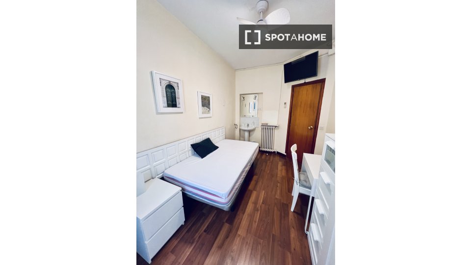Double room Madrid, 8 beds, 275m² — photo 2
