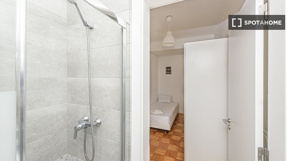 Double room Lisbon, 4 beds — photo 16