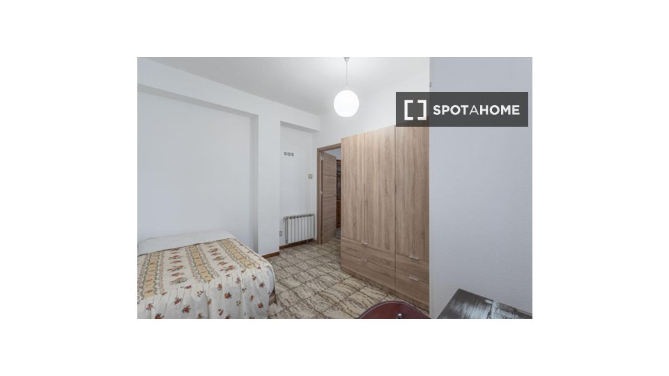 Se alquila habitación en piso compartido en Camino de Ronda.