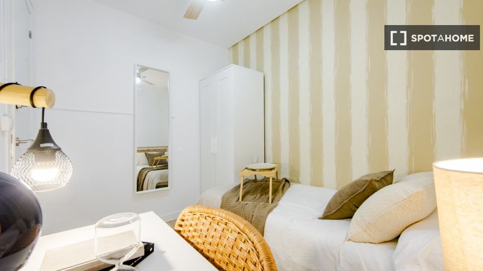 Double room Madrid, 6 beds, 110m² — photo 19